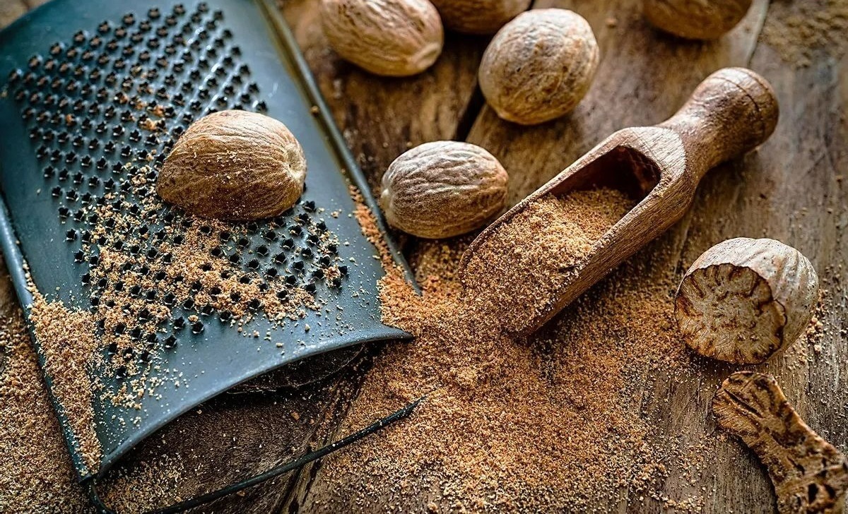 جوز هندی در چه غذاهایی استفاده میشود؟ بررسی مزه و طبع و نحوه استفاده 11 جوزهندی چیست