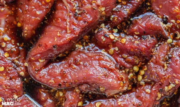 طعم دار كردن گوشت گوسفندی برای کباب با ادویه و چاشنی های درجه یک