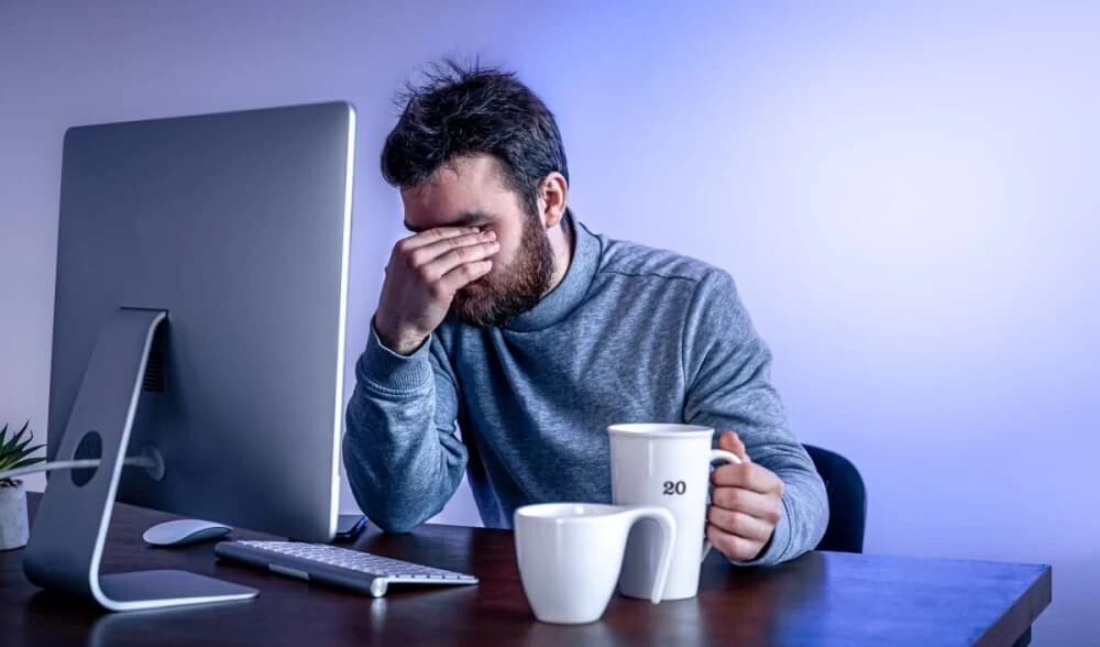چگونه اثرات کافئین را کاهش دهیم؟ روش ‌های سریع برای دفع کافئین از بدن