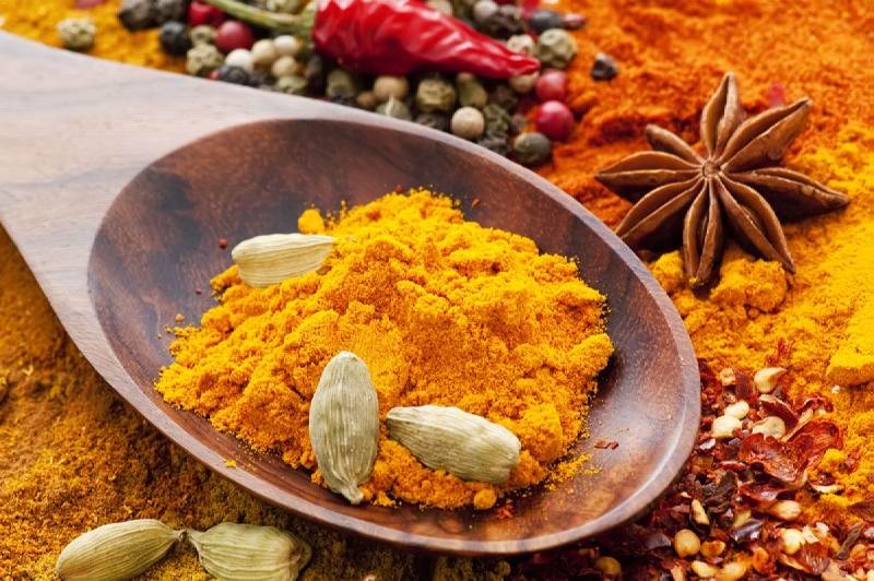 ادویه کاری چه موقع به غذا اضافه کنیم