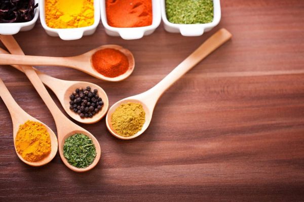 فرق ادویه کاری با ادویه خورشتی [تفاوت کاربرد ها + نکات استفاده]